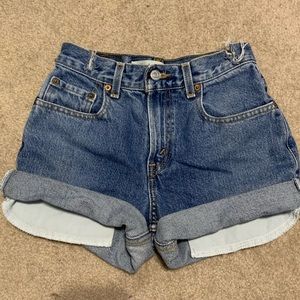 LEVI’S DENIM SHORTS